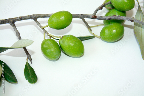 Obraz na płótnie Olive branch with green olives isolated on white background. w salonie