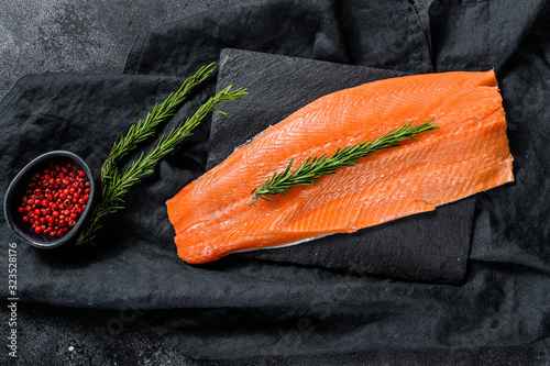 Photo Raw trout fillet with rosemary and pink pepper