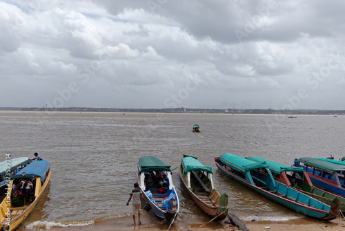 Fototapeta Naklejka Na Ścianę i Meble -  Le fleuve Maroni frontière entre le Suriname et la Guyane française