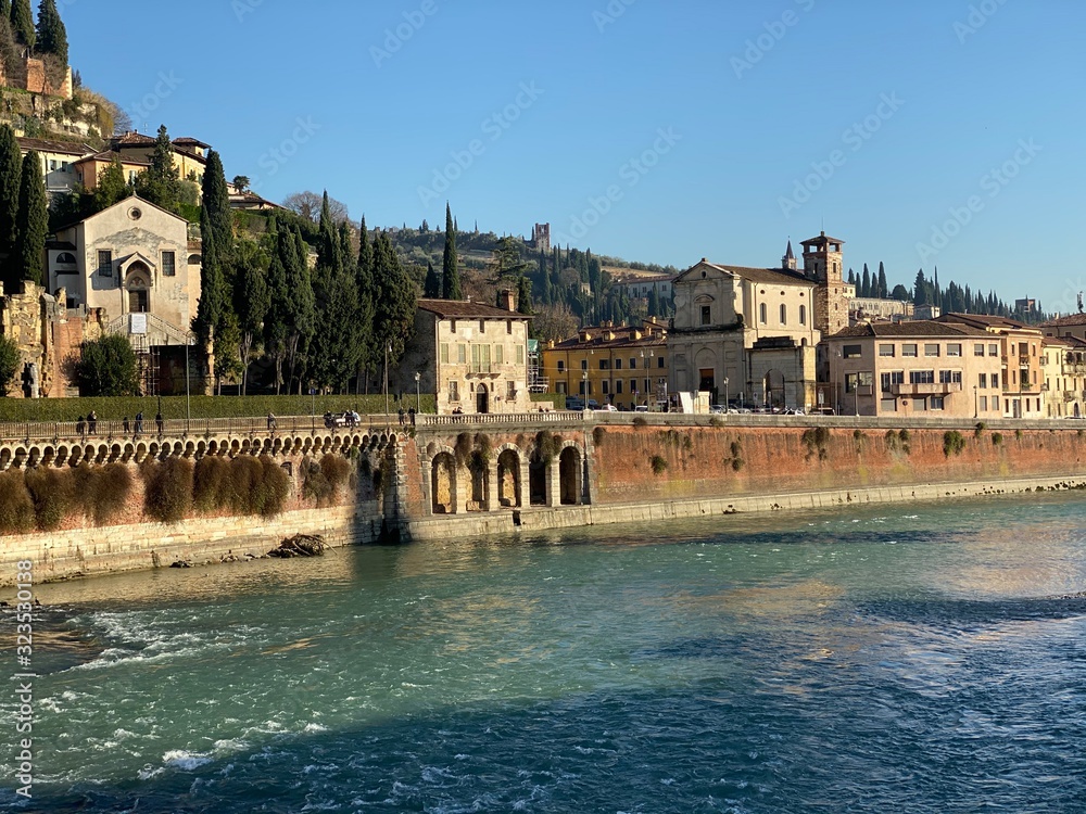 Naklejka premium Verona Adige River, December 2019. Landscape. ヴェローナ アディジェ川、2019年の12月