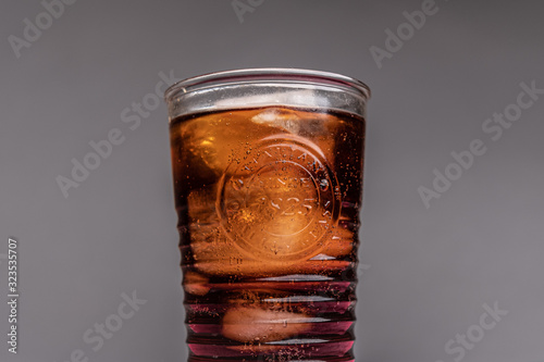 szklanka z gazowanym napojem