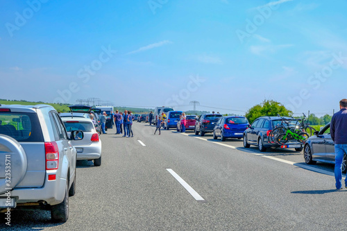 Menschen und Autos im Stau auf der Autobahn   photo