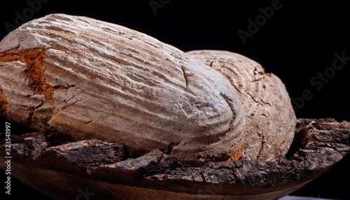 Rustikales Brot in Holzschale © naturenow