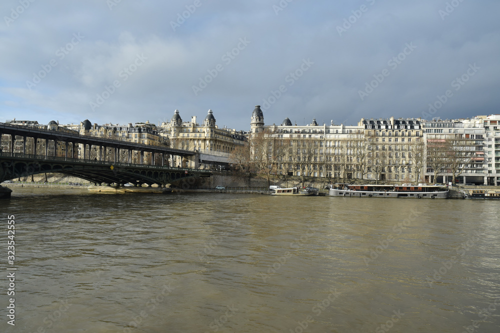 Paris, France : le pont de Bir-Hakeim sur la Seine et les immeubles du front de Seine.