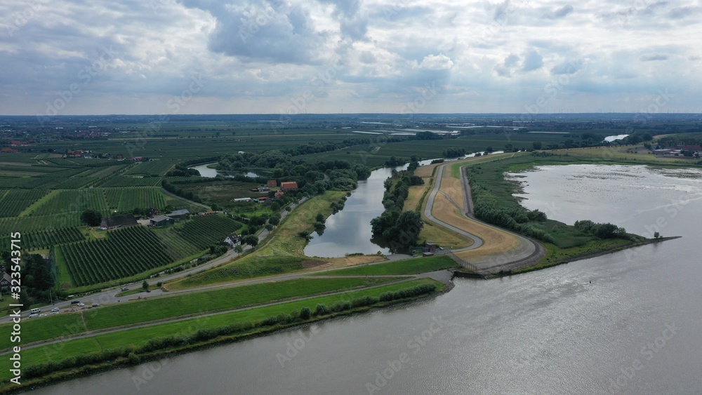 le fleuve Elbe en direction de Hambourg
