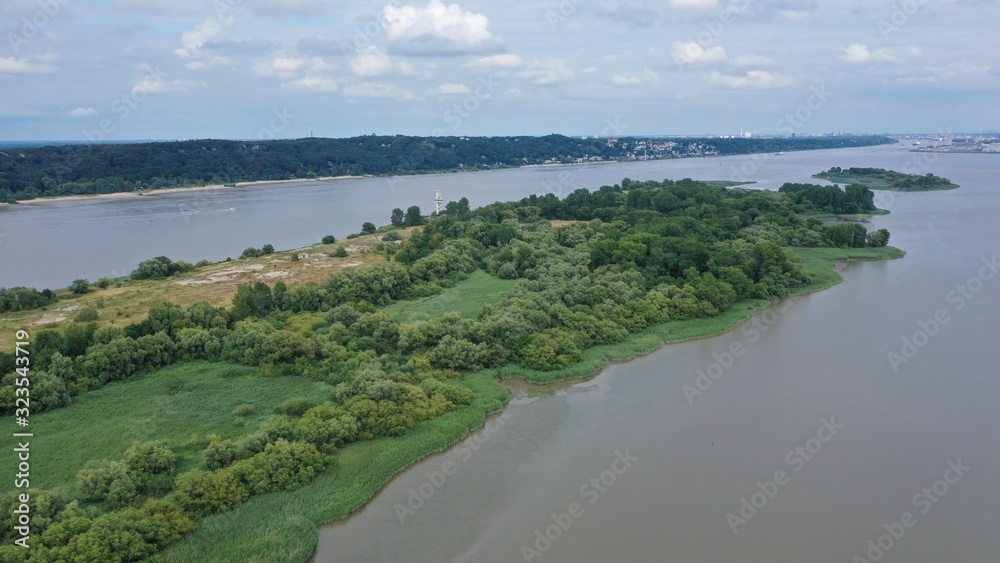 le fleuve Elbe en direction de Hambourg