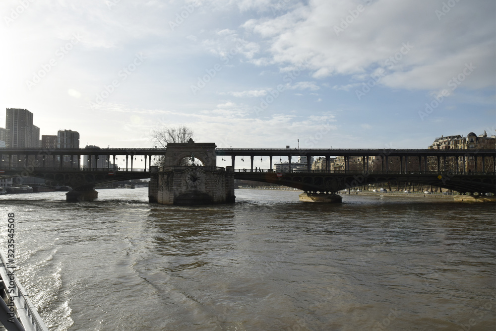 Paris, France : le pont de Bir-Hakeim sur la Seine.