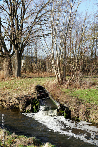 sauberes Wasser fliesst von der Kläranlage in die Erft photo