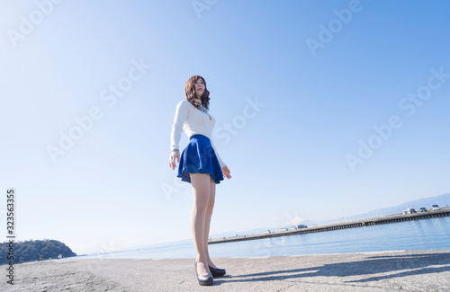 青空と女性　エコイメージ　湘南　江ノ島と富士山 © oka