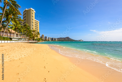 Waikiki Beach in Honolulu, Hawaii © karamysh