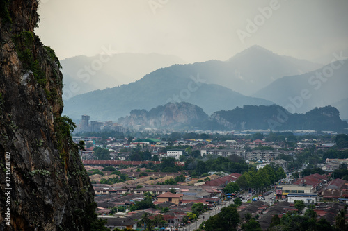 Obraz na plátně Scenic view of Ipoh town with Mountains lansdcapes
