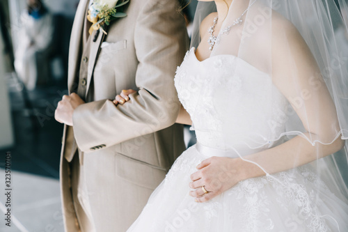 はなよめ 花嫁 ウエディングドレス 手 ネイル 結婚式 wedding  ベール 腕組み photo