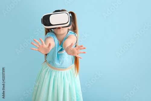Little girl with virtual re...