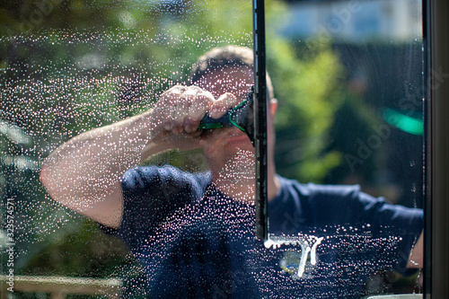 Foto Window Washing Man with squeegee