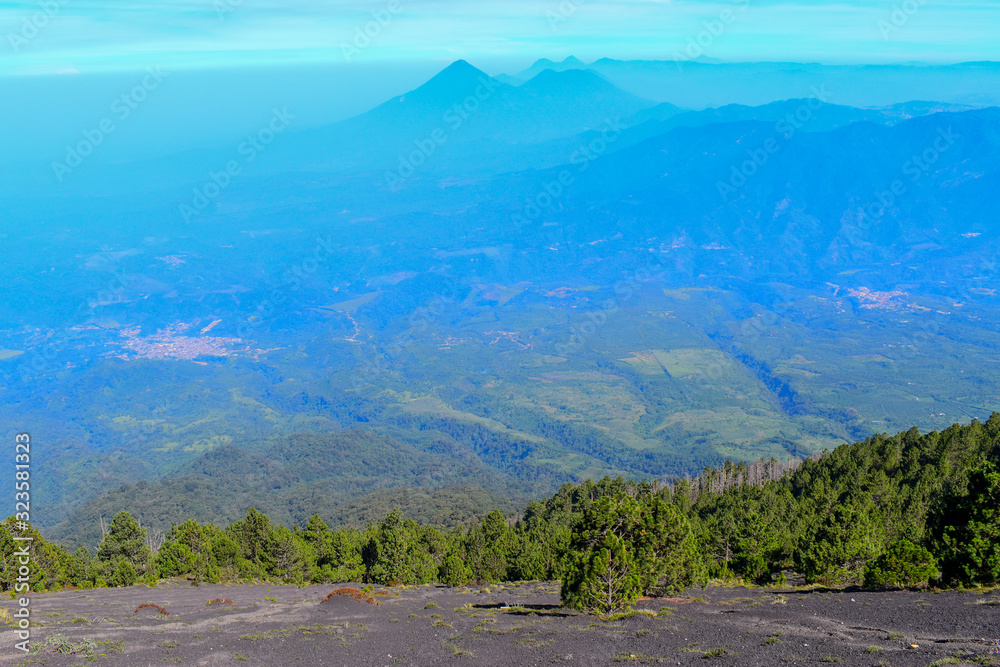 Naklejka premium Vista hacia Volcanes desde Volcán Acatenango en Guatemala