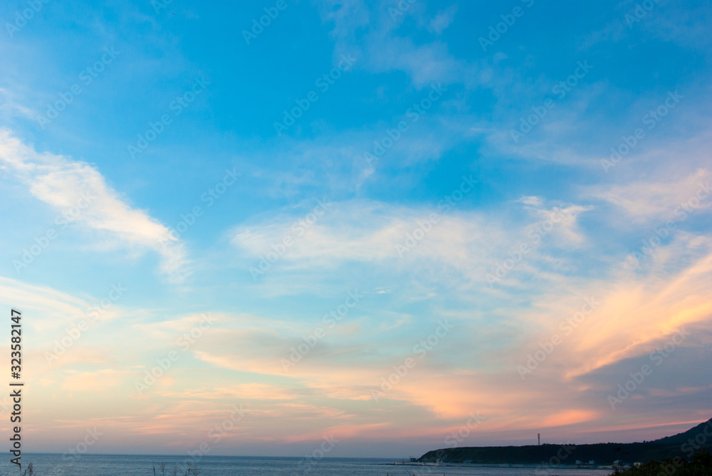 Naklejka premium 青空残る北海道噴火湾の夕陽