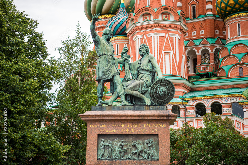Obraz premium Monument to Minin and Pozharsky, a bronze statue on Red Square in Moscow, Russia, in front of Cathedral of Vasily the Blessed, or Saint Basil's Cathedral, regarded as a symbol of the country.