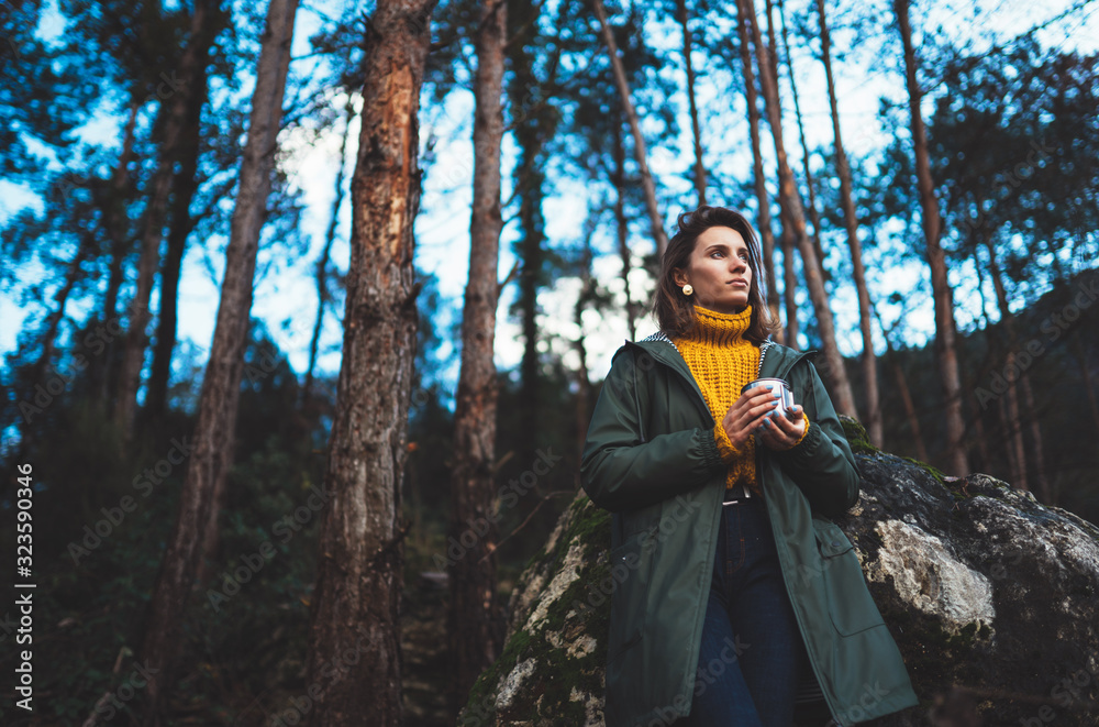 Φωτογραφία tourist traveler think relax green forest landscape,  girl hold hot tea rest nat