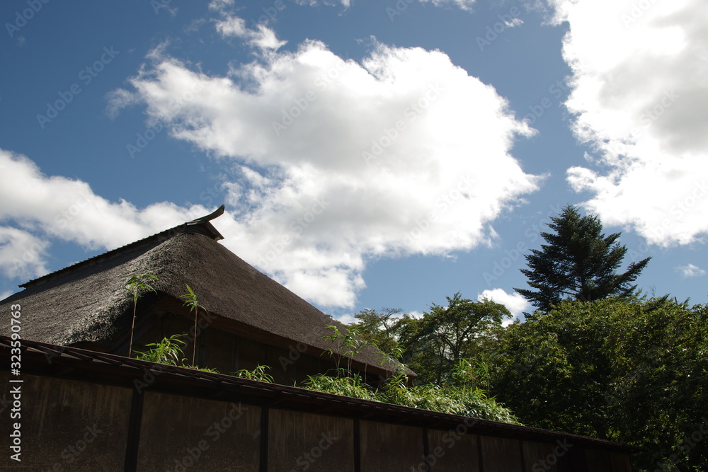 青空と武家屋敷の茅葺屋根