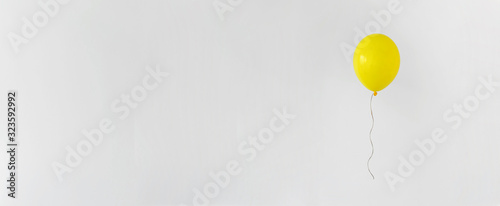 Φωτογραφία Yellow balloon on white background copy space