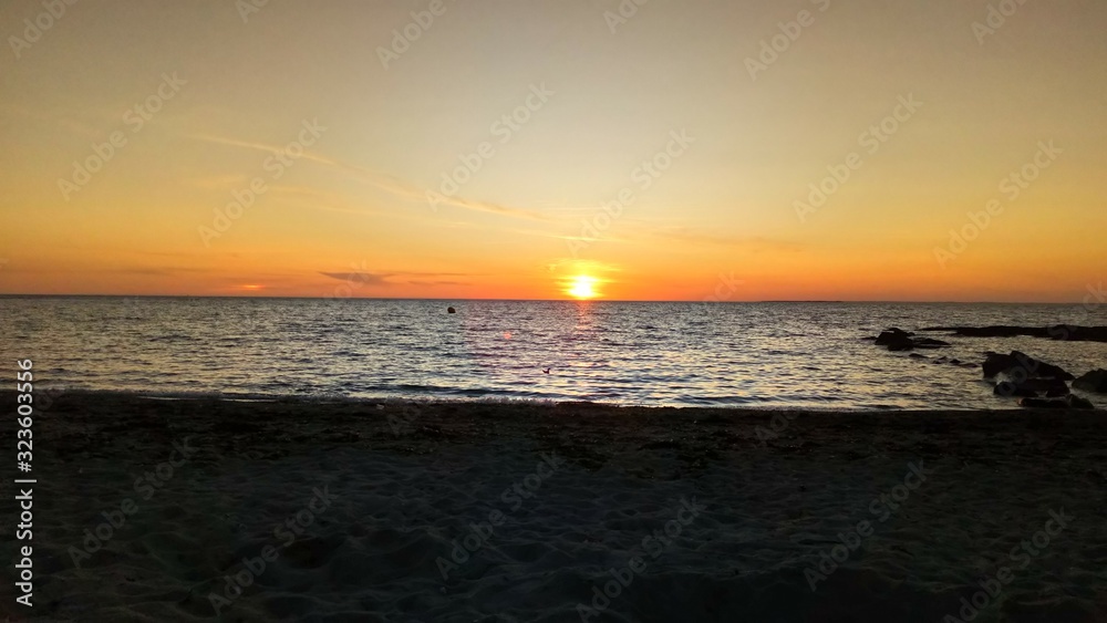 Obraz premium Coucher de soleil au bord de mer côte bretonne 