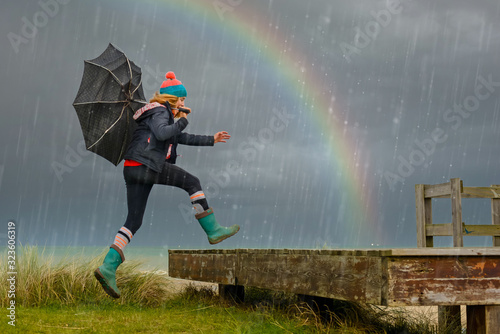 Fotografia beautiful young woman and her umbrella in the rain