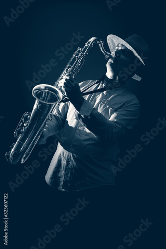 Wall Mural Saxophone Player in Concert (foggy ablue toned)