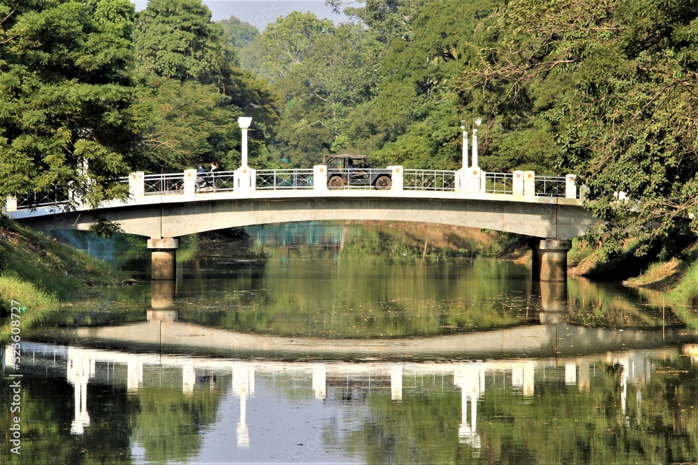 Obraz premium Cambodia siem reap bridge 4x4 crossing reflection