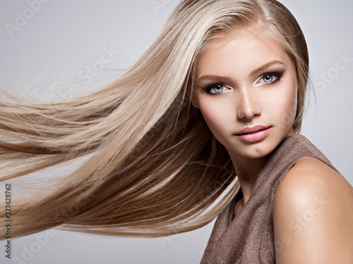 Konstfotografi Beautiful young woman with long straight white hair
