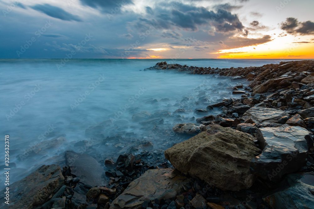 Φωτογραφία Seascape at sunset, waves roll ashore