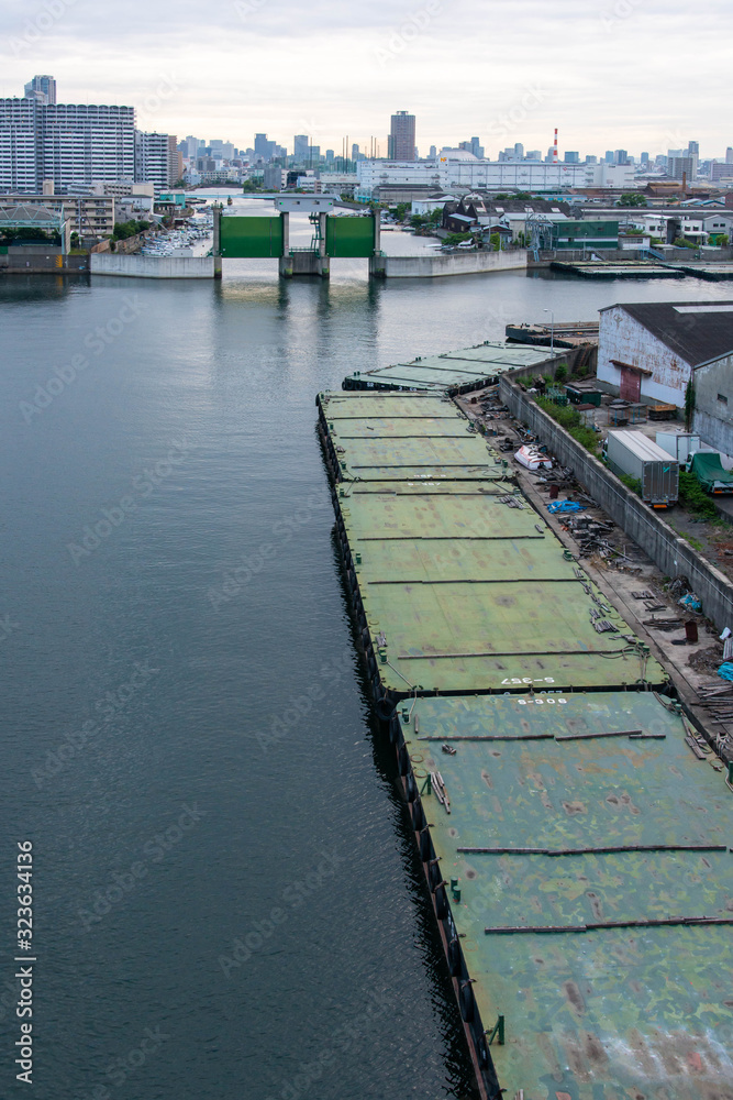 大阪港の水路と水門と貨物ボート