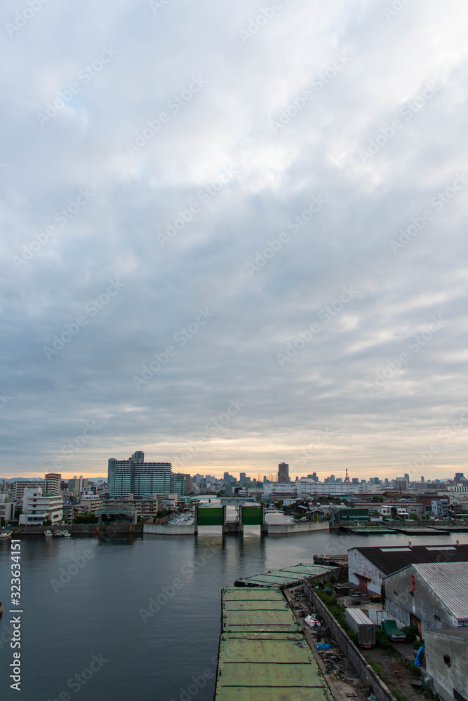 大阪港の水路と水門と雨が降りそうな雲