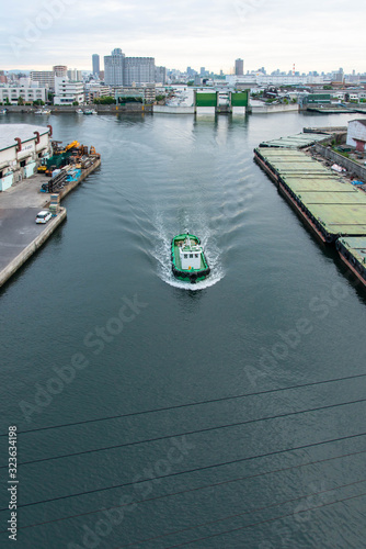 大阪港の橋の上から撮影した水路