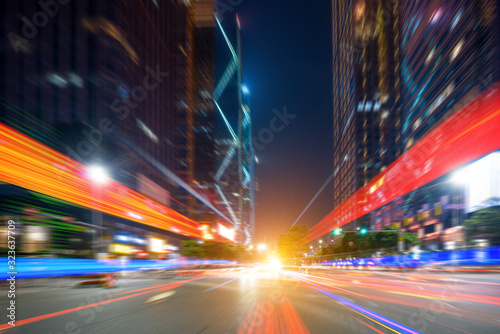 Fototapeta abstrakcyjny obraz rozmycia ruchu samochodów na drodze miejskiej w nocy
