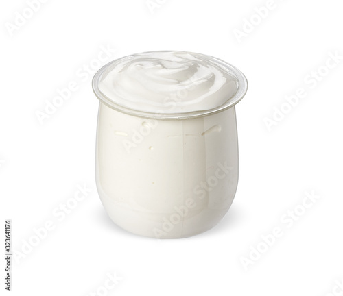 Foto bowl of sour cream yogurt isolated on white