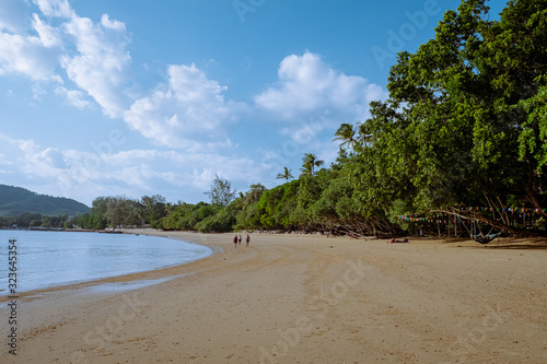 Fotografi Ao Nam Mao Beach Krabi Thailand, orange yellow beach during sunset in Ao Nag Kra
