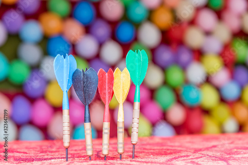 Pfeilwerfen auf Ballons auf der Auer Dult in München_6751