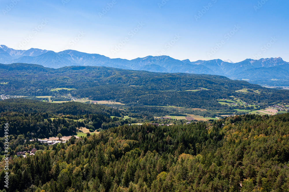 Fototapeta premium Blick auf die Julischen Alpen mit der Landschaft Kärntens im Vordergrund, fotografiert vom Pyramidenkogel Richtung Südwesten