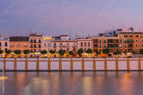 La Calle Betis del barrio de Triana en Sevilla.