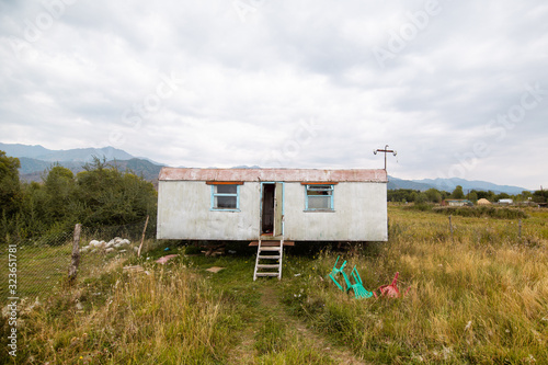 Schilderij op canvas Cabane, maison abandonnée au Kirghizistan