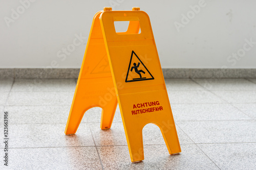 Gelbes Warnschild, Hinweisschild Achtung Rutschgefahr, Aufmerksamkeit nach der Reinigung