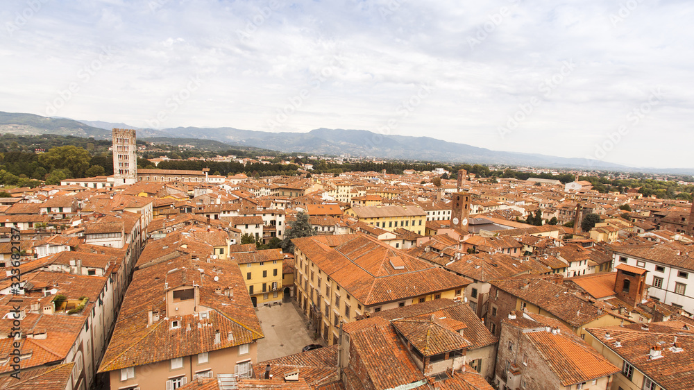 italienische kleinstadt, von corona betroffen. Häuser und dächer mit roten ziegeln
