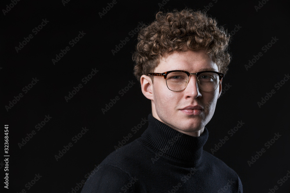 Obraz premium Close up of a handsome young curly haired businessman