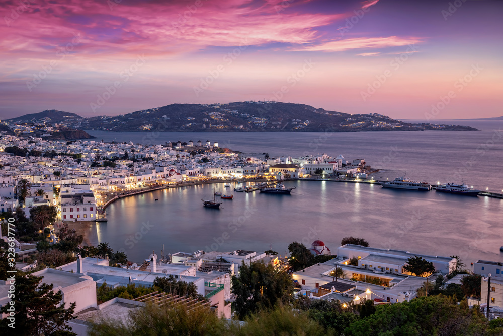 Sommer Sonnenuntergang über de Stadt und dem Hafen von Mykonos, Kykladen, Griechenland