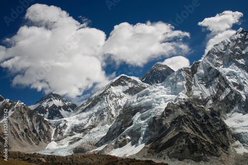 image of mount everest and surrounding mountains from Kala Pattar
