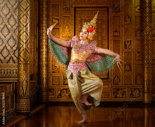 Foto Art culture Thailand Dancing in masked khon Kinnaree in literature amayana,thailand culture Khon,Thailand