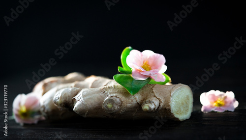 Cuadro en lienzo Ginger root sliced on wooden background