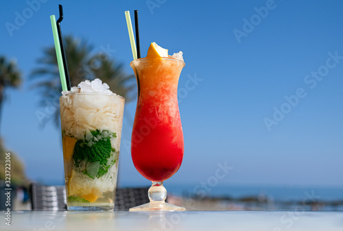 Fototapeta Naklejka Na Ścianę i Meble -  mojito and san francisco cocktail on a table in a bar on the beach.