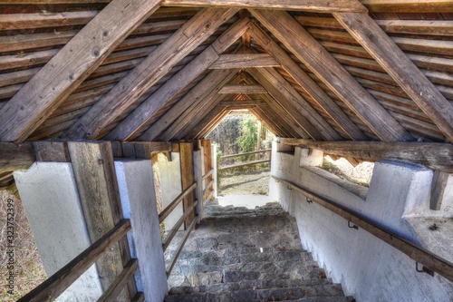 Wernberg, Sternberg, Villach Land, Villach, Kärnten, Strmec, Teppe, Stiege, Weg, überdacht, Stiegenaufgang, Dachstuhl, Pfosten, Geländer, Handlauf, Treppe, Stufe, Steigung, Österreich photo