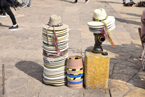 Chapeaux en vente dans la rue au Mexique photo